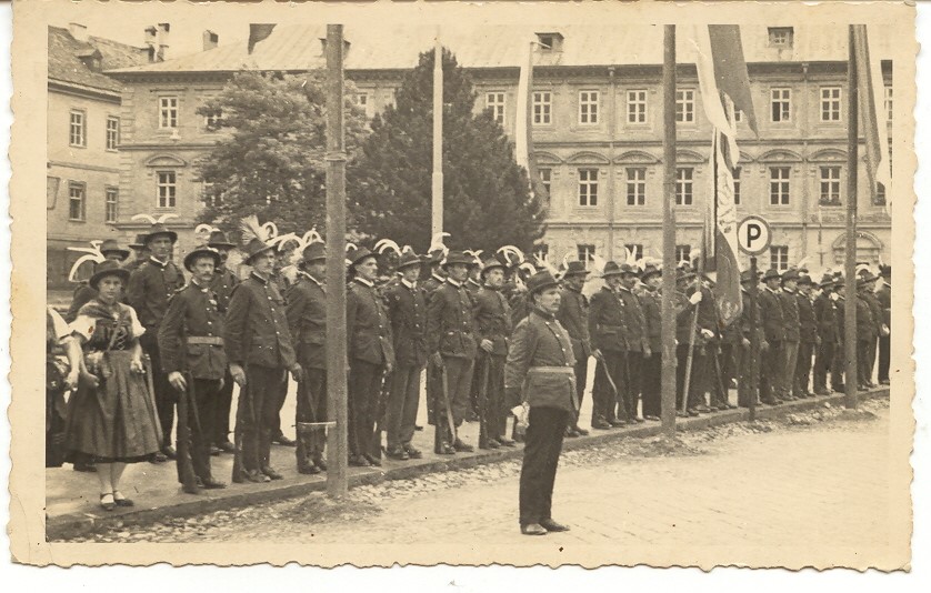 Die Ampasser Schützen unter Hptm. Josef Kaltenhauser bei einem Ausrücken  am Platz vor der Innsbrucker Hofburg (um 1930). 