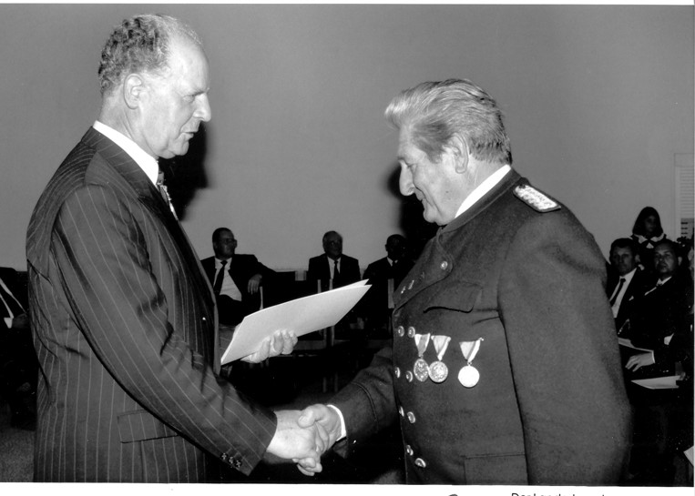 Landeshauptmann  Dr. Alois Partl überreicht die Landes-Verdienstmedaille  an OSM Erich Pfeifer sen.- 15.August 1990 