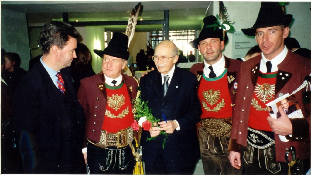 v.l.: Karl v.  Habsburg, Hptm. Alois Steixner,  Dr. Otto v. Habsburg, Fähnrich Heinz Pienz,  Obmann Heinz Baumgartner jun.  17.11.2002 