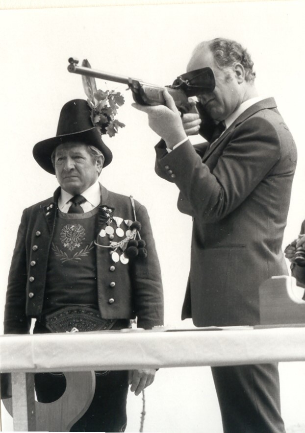 Landeshauptmann Dr. Alois Partl beim Schuss auf die Ehrenscheibe, würdevoll sekundiert von OSM Erich Pfeifer (Schießstanderöffnung 1969) 