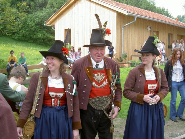 Waffenmeister Franz Johann Mayr mit Marketenderinnen Christina Sporer und Manuela Platzer  